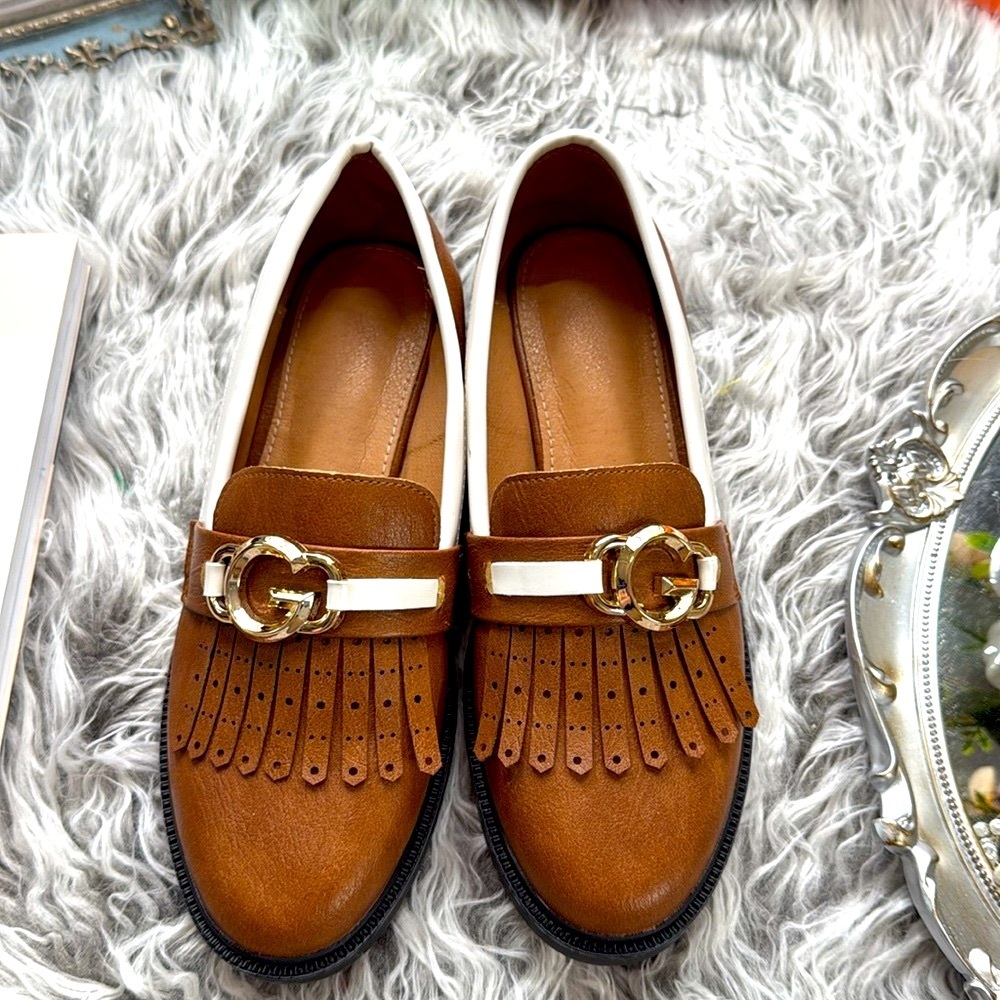 Vintage-Inspired Brown & White Old Money Loafers with Gold Buckle G Detail - Picture 3 of 7